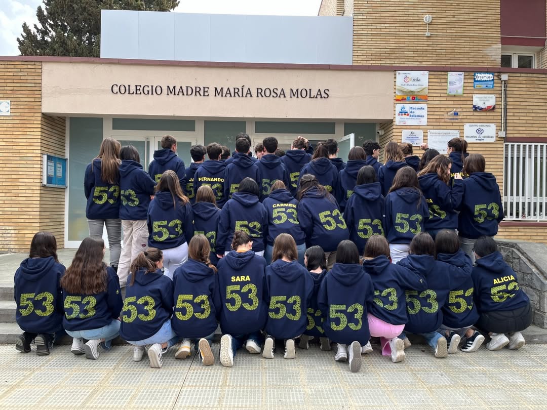 Foto de fin de curso de instituto con sudaderas personalizadas de grupo algunas con numero en la esplada y otras con numero y nombre